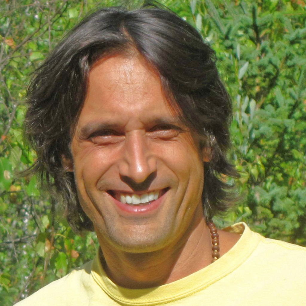 James Ghazi est professeur de Yoga certifié par le Yoga Alliance (Yoga Siromani) du centre Sivananda Yoga Vedanta au Canada
